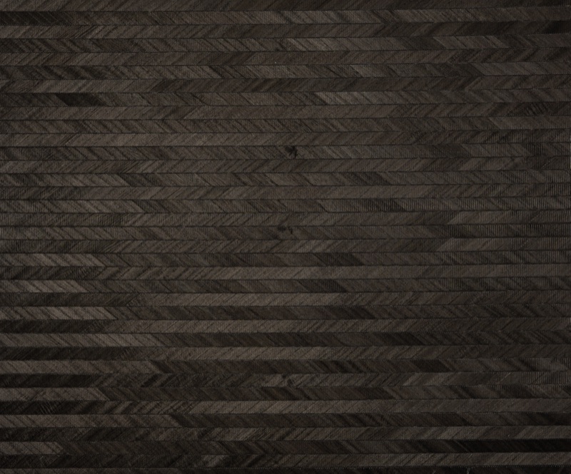 Образец чёрных травяных обоев Espresso Chevron: плотное плетение «ёлочка» из прессованного тростника в глубоком коричневом тоне эспрессо с матовой поверхностью