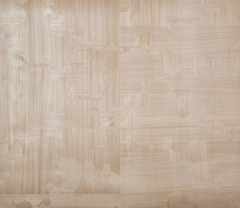 Крупный план белых плетёных бумажных обоев Ivory Parquet с чередующейся паркетной блочной структурой в бледно-кремовом и тёплом слоновом тонах с полностью матовой поверхностью