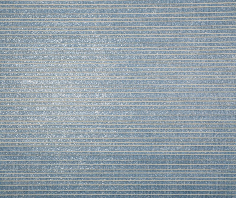 Крупный план голубых слюдяных обоев Powder Blue Gilt с пудрово-голубой основой с диффузным серебряным слюдяным блеском и равномерно расположенными узкими тёплыми золотыми металлическими горизонтальными пинполосами