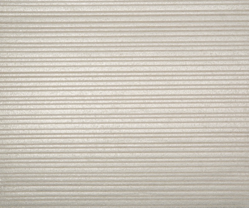 Крупный план белых рубчатых плетёных бумажных обоев Ivory Grain Rib с тонкими чередующимися матовыми и зернистыми горизонтальными полосами в тёплом белом