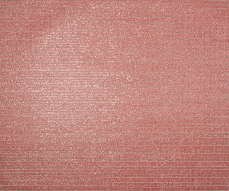 Образец Rose Ember — ржаво-розовые травяные обои: тёплый кораллово-розовый фон с рассыпанными серебристыми металлическими нитями в плотном горизонтальном полотняном плетении