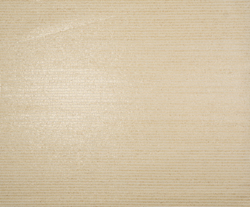 Крупный план Ivory Sheen — белые перламутровые травяные обои: бледные кремовые горизонтальные рёберные нити с мягким перламутровым поверхностным блеском