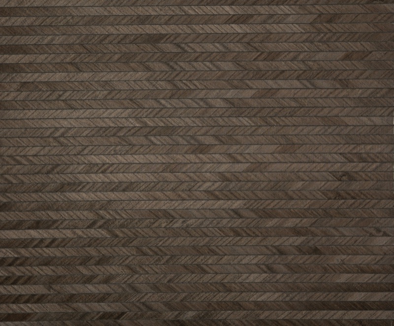 Crупный план коричневых ёлочных травяных обоей Mocha Chevron: плотное эспрессо-коричневое плетение «ёлочка» из плоских тростниковых нитей, полностью матовый финиш