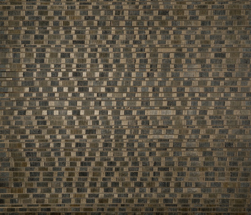 Крупный план Walnut Block — травяные обои корзиночным плетением в тёмном оливково-коричневом и угольно-сером, матовая тростниковая блочная сетка со смещением