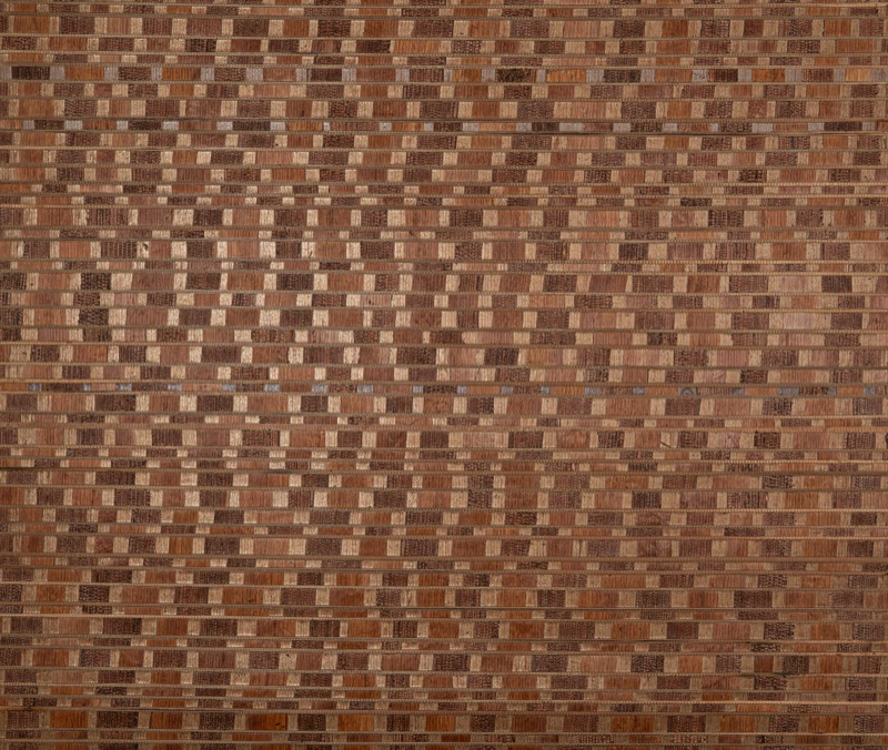Образец обоев Chestnut Check из ротанга цвета каштан: корзиночное плетение среднего масштаба в тёплых каштановых и кремовых тростниковых единицах, полностью матовая поверхность