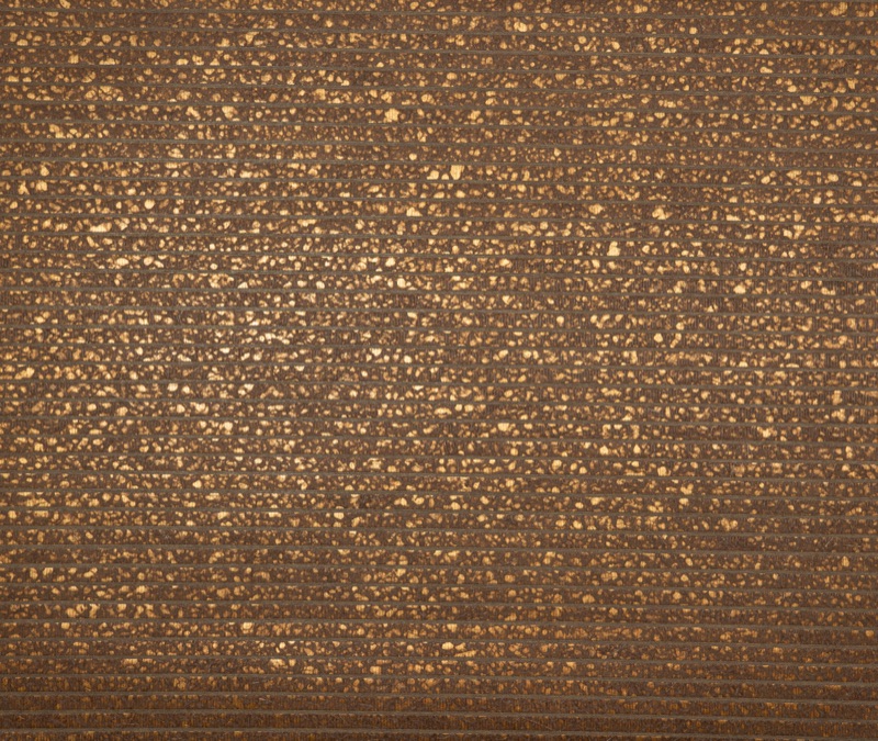 Крупный план травяных обоев Gilded Espresso с плотными неравномерными тёплыми золотыми металлическими вкраплениями на глубоком коричневом мелкорёбристом плетении