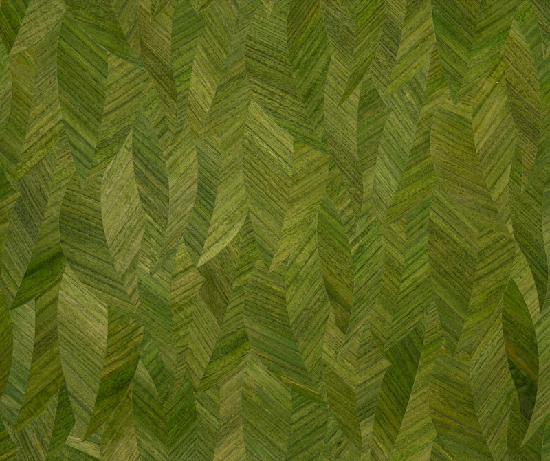 Крупный план зелёных травяных обоев Canopy Chevron ёлочкой — широкие плоские тростниковые пучки в накладывающихся листовидных шевронных панелях, тёплый оливково-зелёный фон с тональной вариацией в жёлто-зелёных и тёмно-лесных тонах, полностью матовая отделка