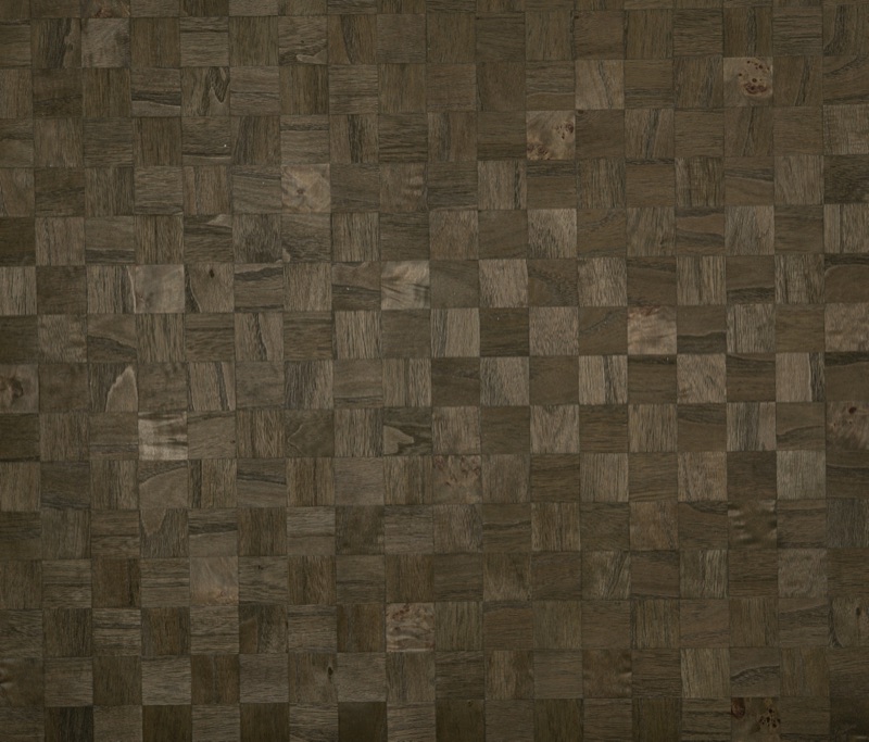 Shadow Mosaic — обои из шпона в шахматном коричневом: шахматная мозаика из тёмно-оливково-коричневых плиток шпона с видимыми линиями волокна, сучками и природным рисунком, полностью матовая поверхность