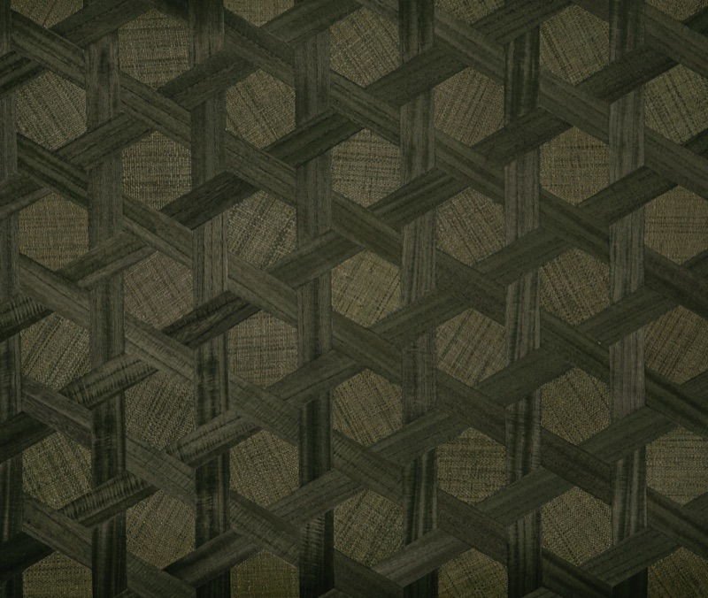 Образец оливково-зелёных травяных обоев Forest Lattice с решёткой: глубокий оливковый шестиугольный принт на натуральной травяной основе, полностью матовая отделка