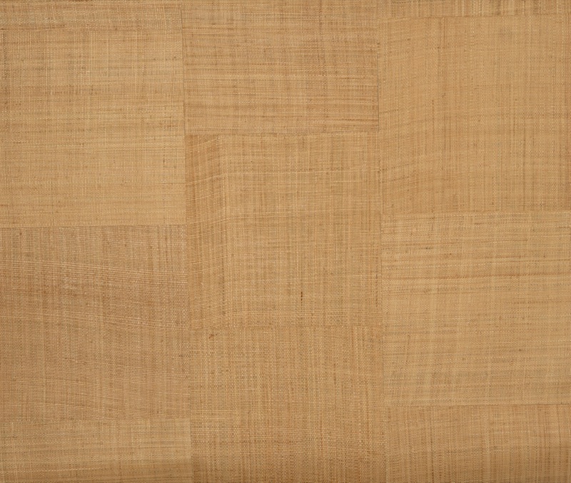 Песочные травяные обои Dune Parquet с паркетным блоком: тёплое медово-загарное полотняное плетение со смещённой блочно-панельной сеткой кирпичной кладки, полностью матовая отделка