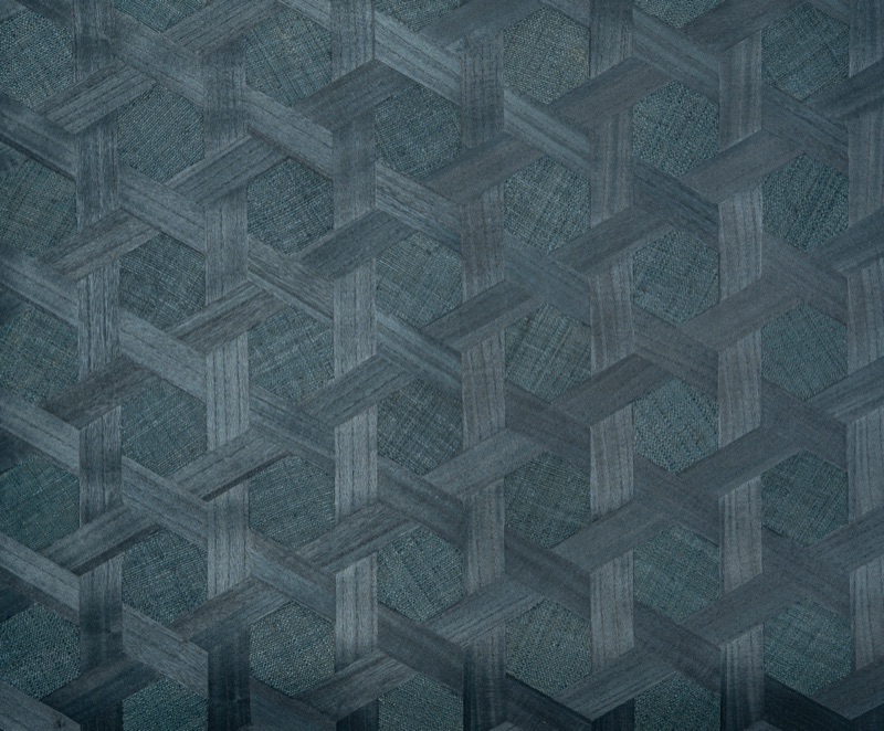 Крупный план травяных обоев Teal Tessera: выразительная кубическая мозаика в глубоком сланцево-тиловом цвете с матовой тканой поверхностью
